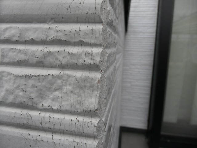 サイディングを塗装する年数の目安は？費用や長持ちさせる方法も解説